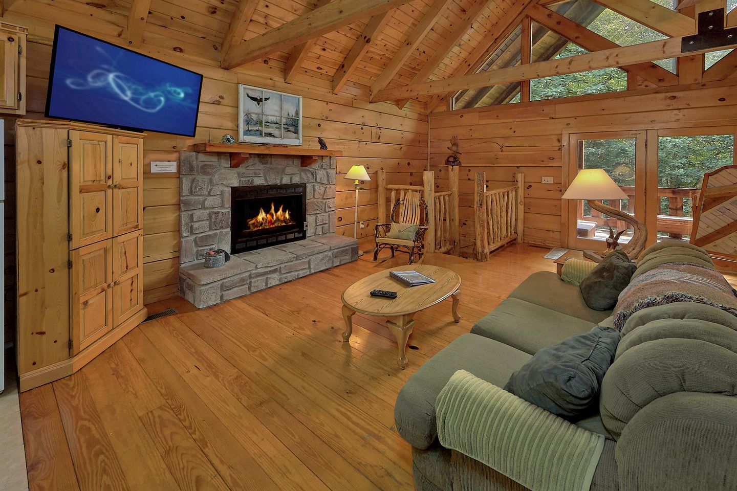 Romantic Escape in Pittman Center, Tennessee in Fully-Equipped Cabin with Hot Tub and Games Room