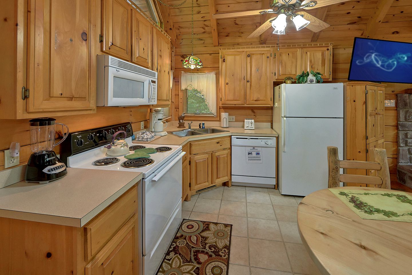 Romantic Escape in Pittman Center, Tennessee in Fully-Equipped Cabin with Hot Tub and Games Room