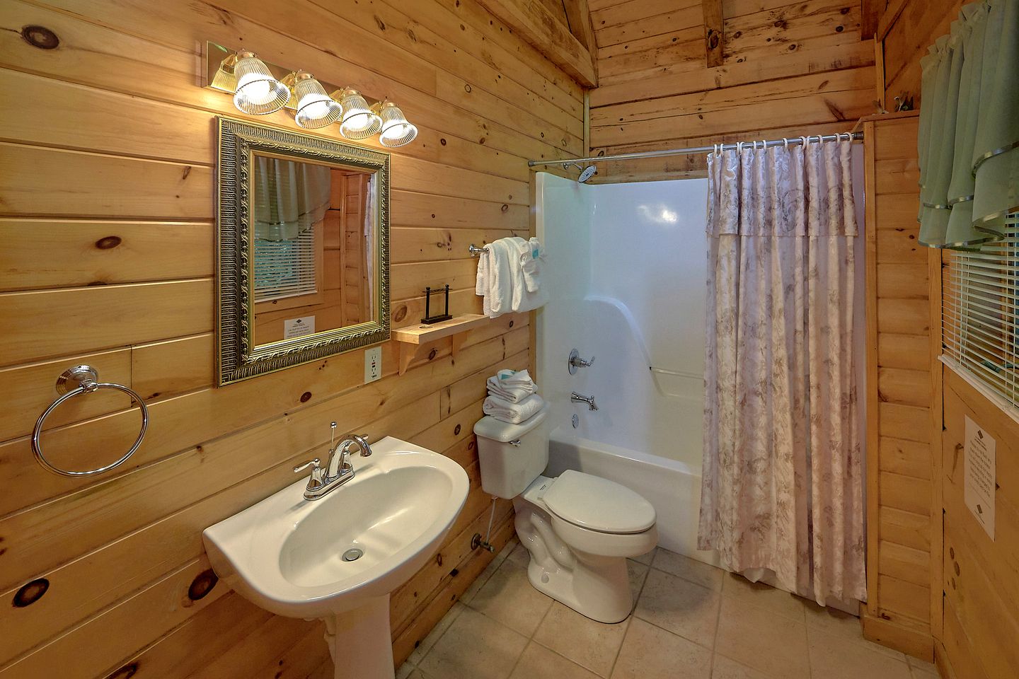 Romantic Escape in Pittman Center, Tennessee in Fully-Equipped Cabin with Hot Tub and Games Room