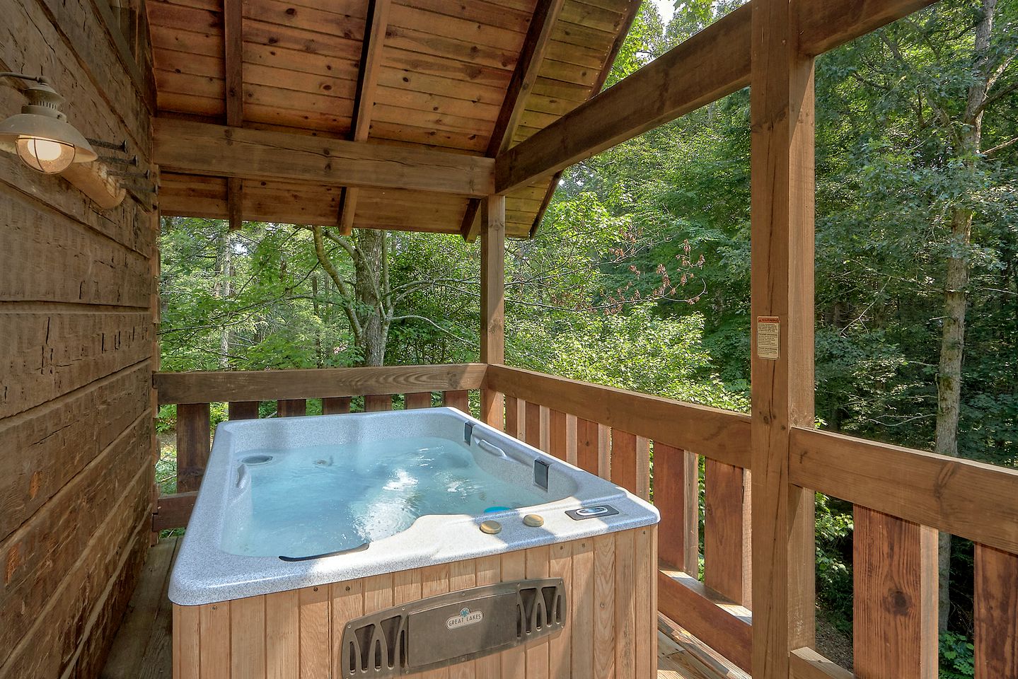 Romantic Escape in Pittman Center, Tennessee in Fully-Equipped Cabin with Hot Tub and Games Room