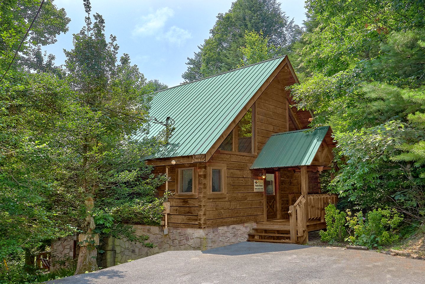 Romantic Escape in Pittman Center, Tennessee in Fully-Equipped Cabin with Hot Tub and Games Room