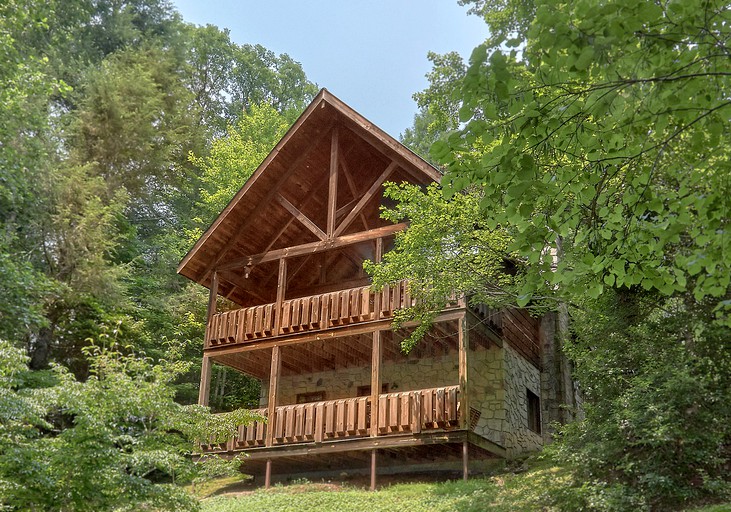 Romantic Escape in Pittman Center, Tennessee in Fully-Equipped Cabin with Hot Tub and Games Room