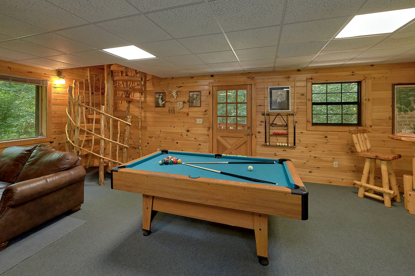 Romantic Escape in Pittman Center, Tennessee in Fully-Equipped Cabin with Hot Tub and Games Room