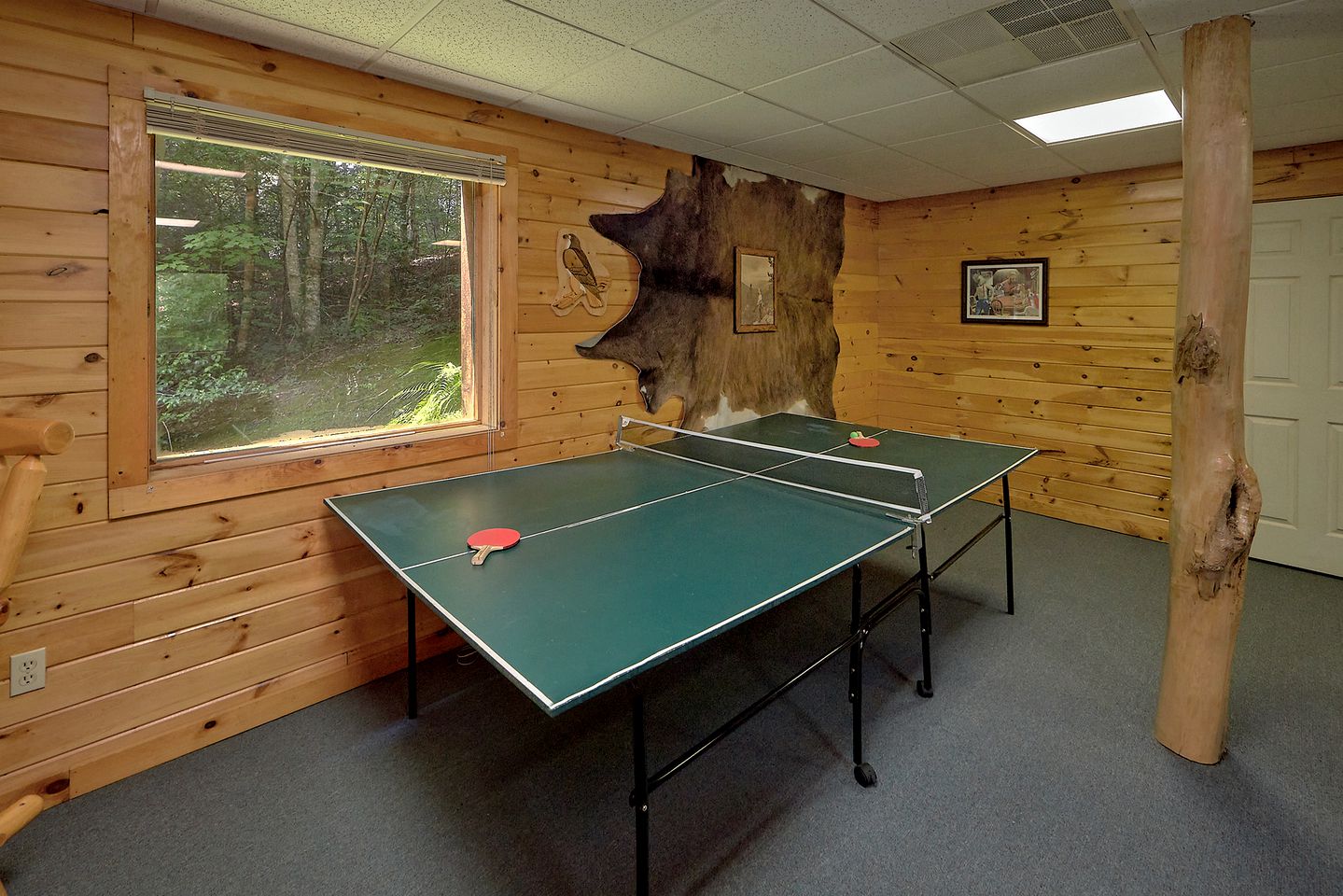 Romantic Escape in Pittman Center, Tennessee in Fully-Equipped Cabin with Hot Tub and Games Room