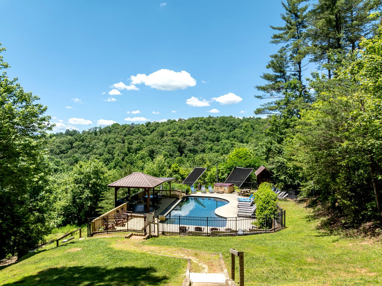 Charming Riverside Camper with Pool, Pickleball & Trails near Blue Ridge, Georgia