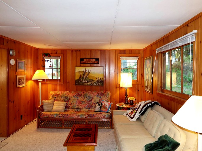 Cabins (Loon Lake, Washington, United States)