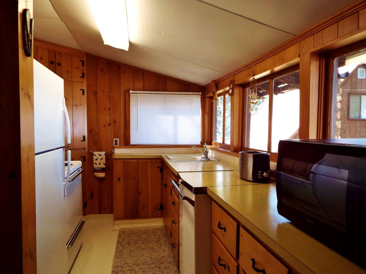 Waterfront Rustic Cabin Rental near Deer Lake, Washington