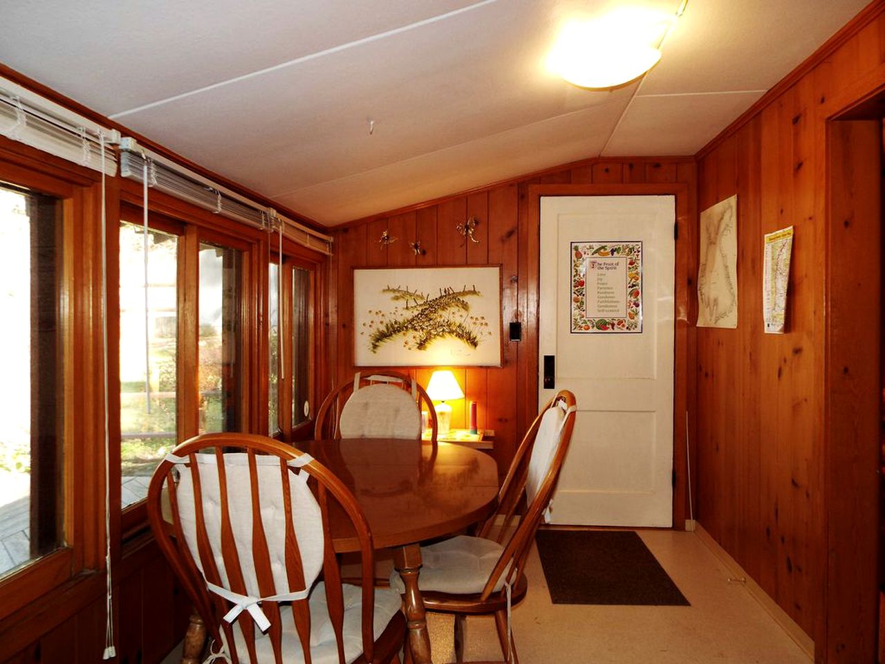 Waterfront Rustic Cabin Rental near Deer Lake, Washington