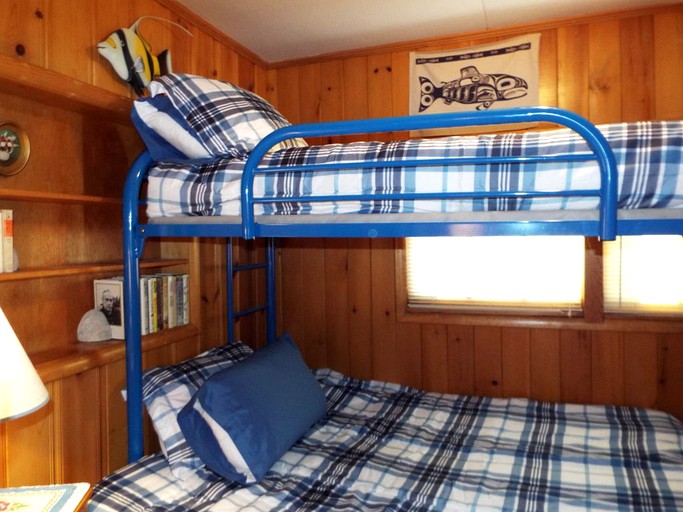 Cabins (Loon Lake, Washington, United States)