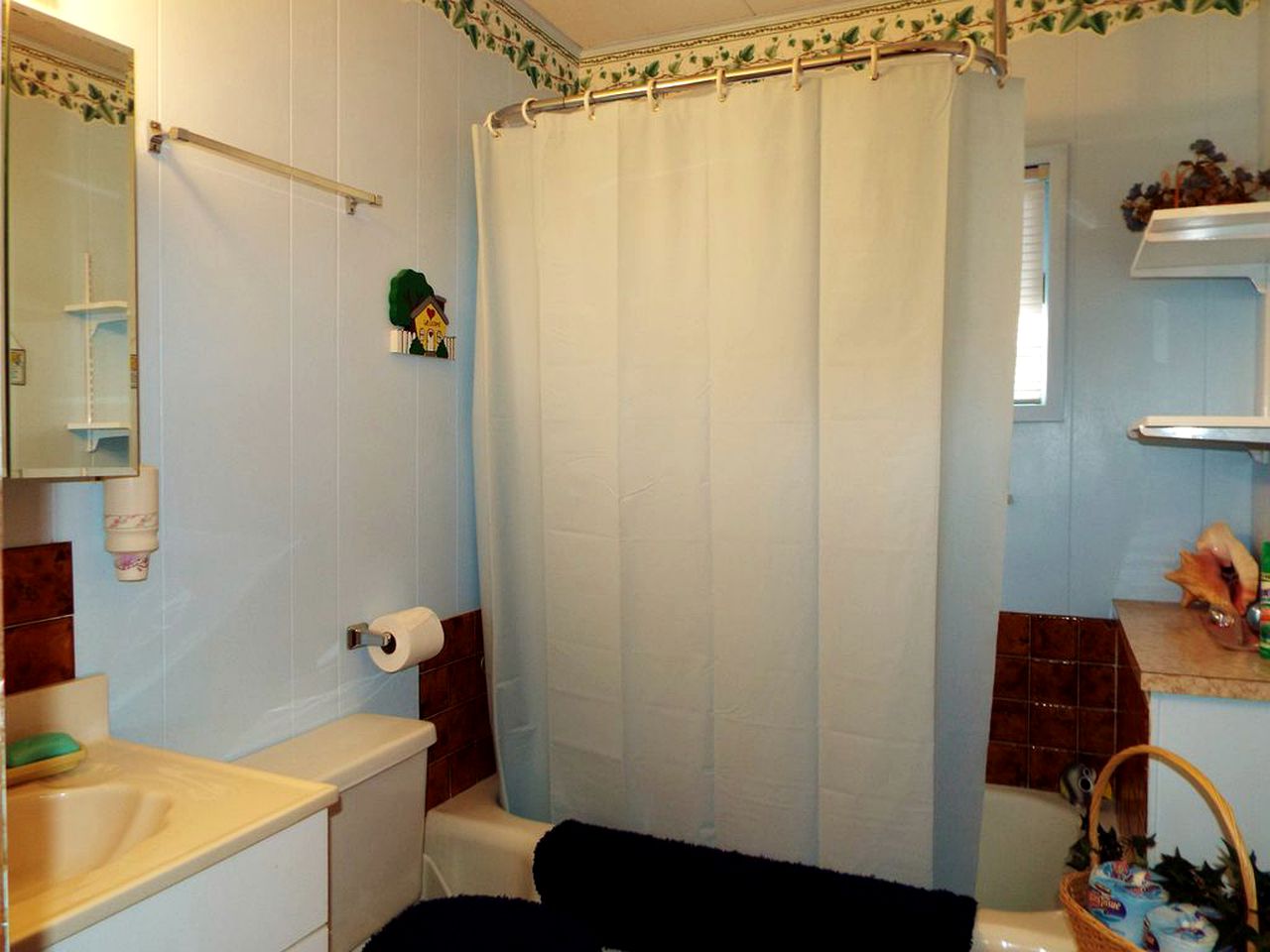 Waterfront Rustic Cabin Rental near Deer Lake, Washington