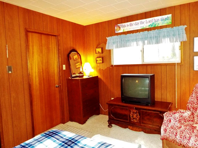 East Deer Lake Waterfront Cabin & Dock Great Beach!, Cabins, Loon