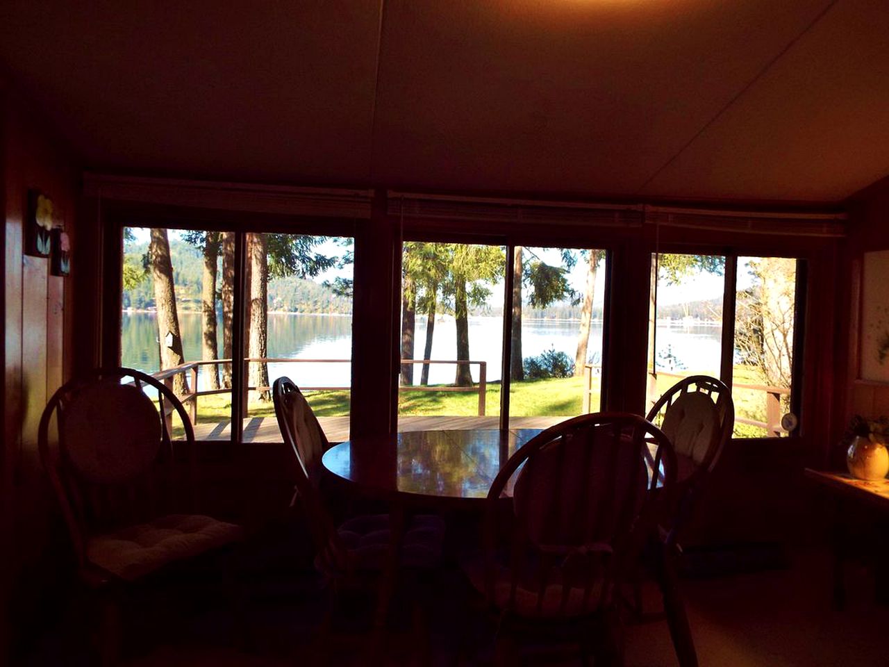 Waterfront Rustic Cabin Rental near Deer Lake, Washington