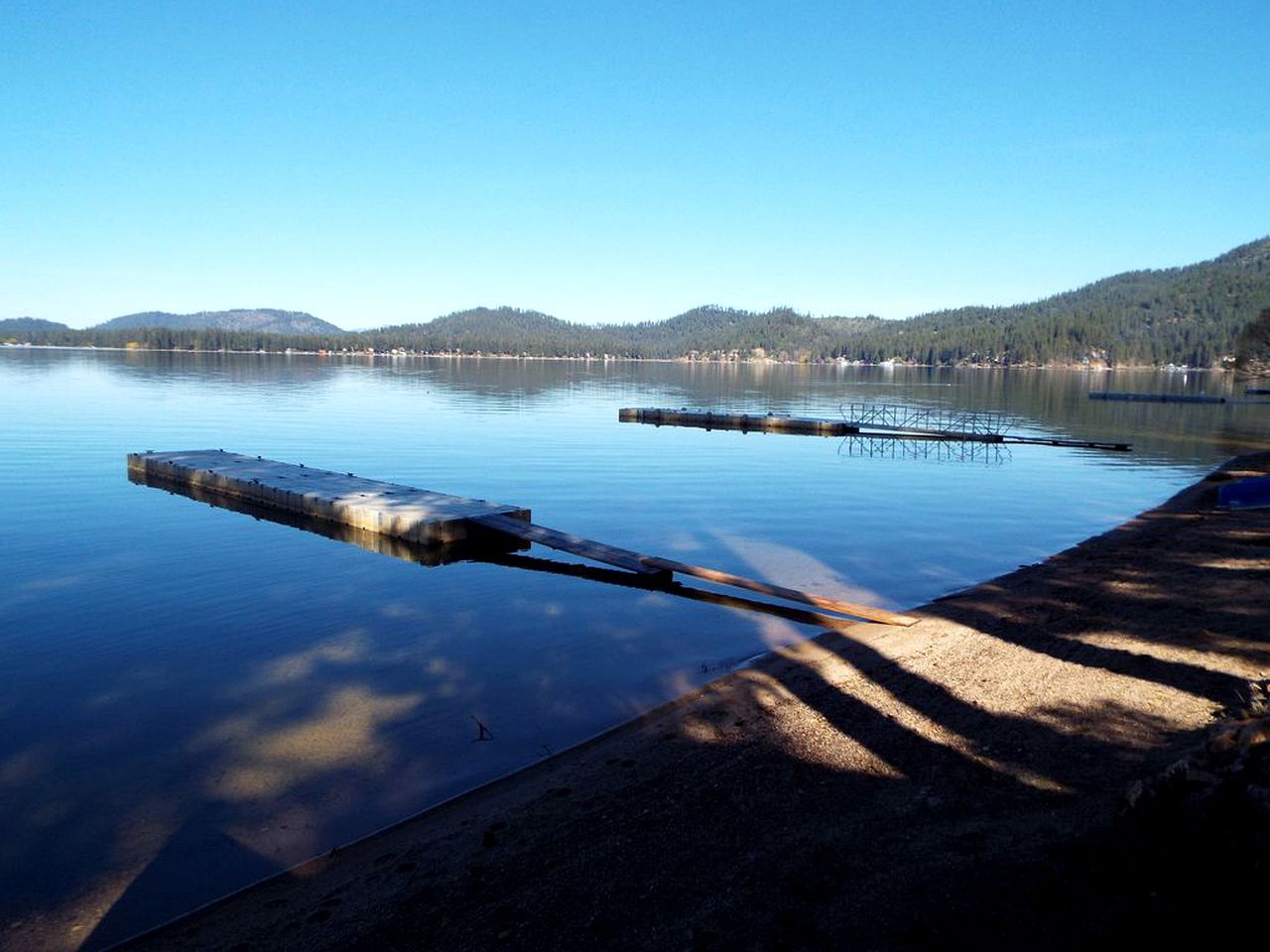 Waterfront Rustic Cabin Rental near Deer Lake, Washington