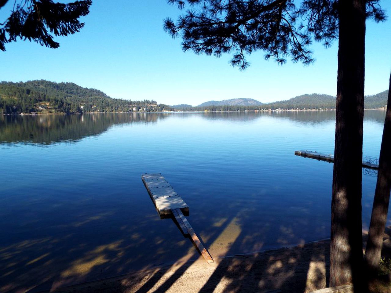 Waterfront Rustic Cabin Rental near Deer Lake, Washington