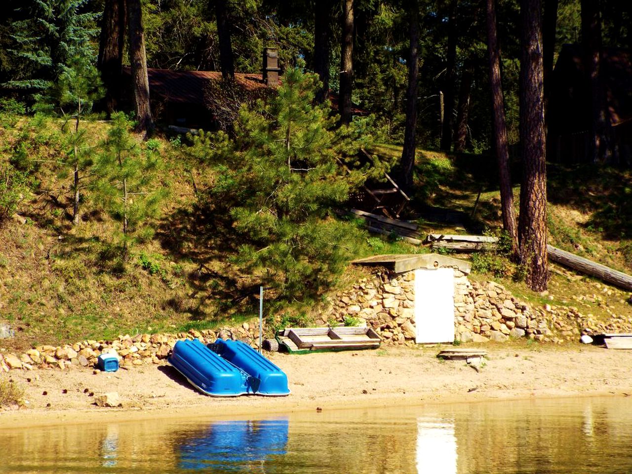 Waterfront Rustic Cabin Rental near Deer Lake, Washington