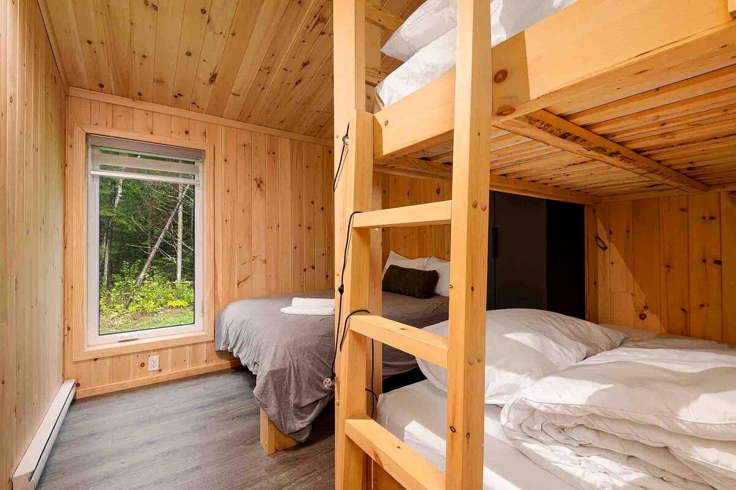 Wonderful Cottage with Hot-tub and Fire Pit in Baie Saint Paul, Quebec