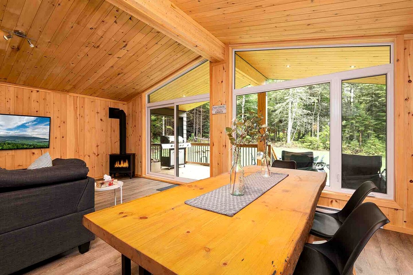 Wonderful Cottage with Hot-tub and Fire Pit in Baie Saint Paul, Quebec