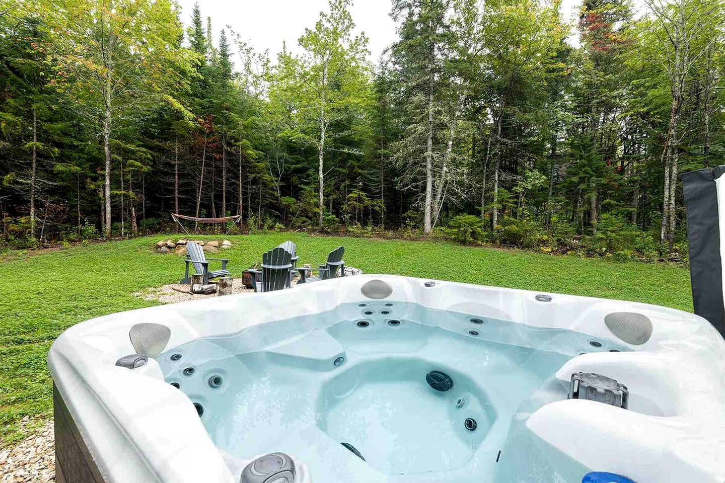 Wonderful Cottage with Hot-tub and Fire Pit in Baie Saint Paul, Quebec