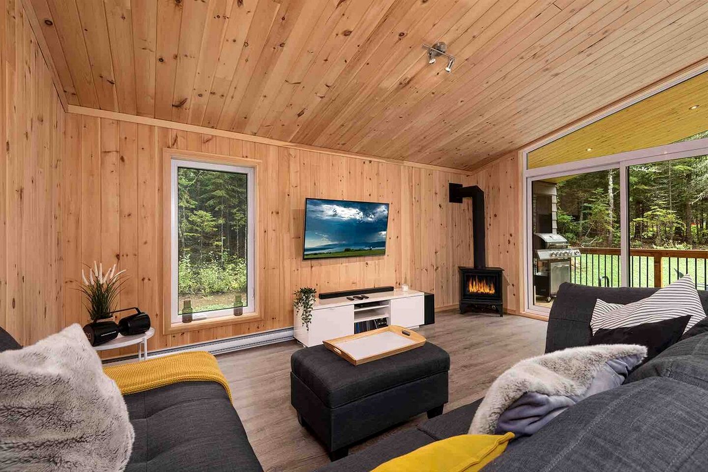 Wonderful Cottage with Hot-tub and Fire Pit in Baie Saint Paul, Quebec