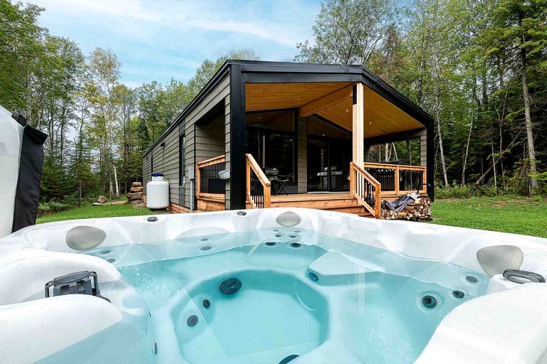 Wonderful Cottage with Hot-tub and Fire Pit in Baie Saint Paul, Quebec