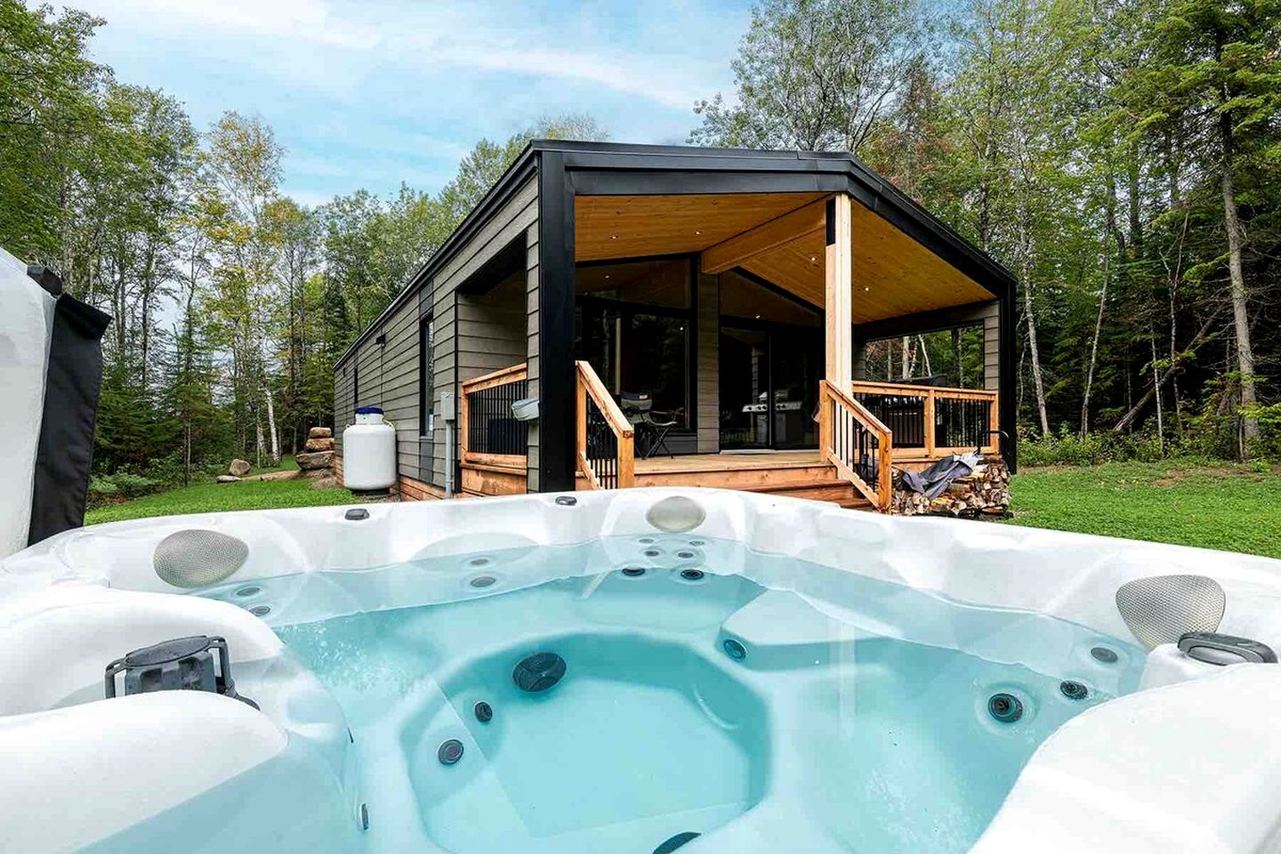 Wonderful Cottage with Hot-tub and Fire Pit in Baie Saint Paul, Quebec