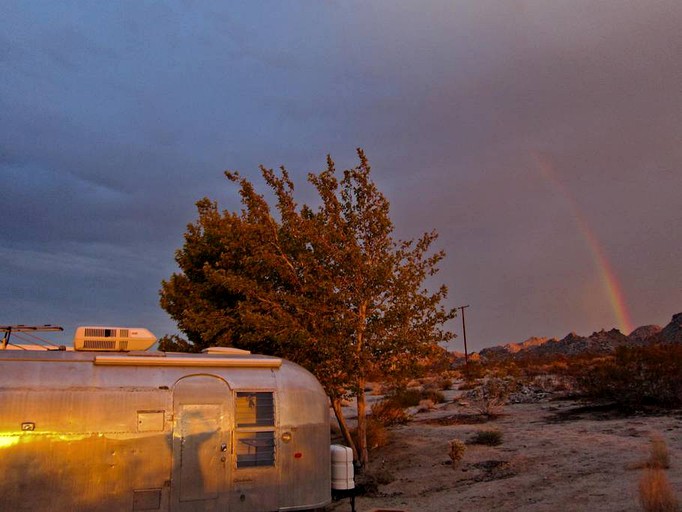 Cabins (Joshua Tree, California, United States)