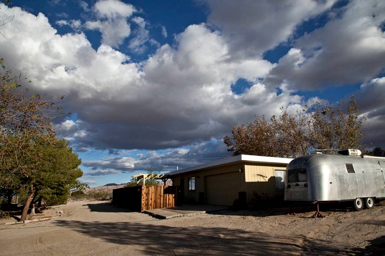 Cabins (Joshua Tree, California, United States)