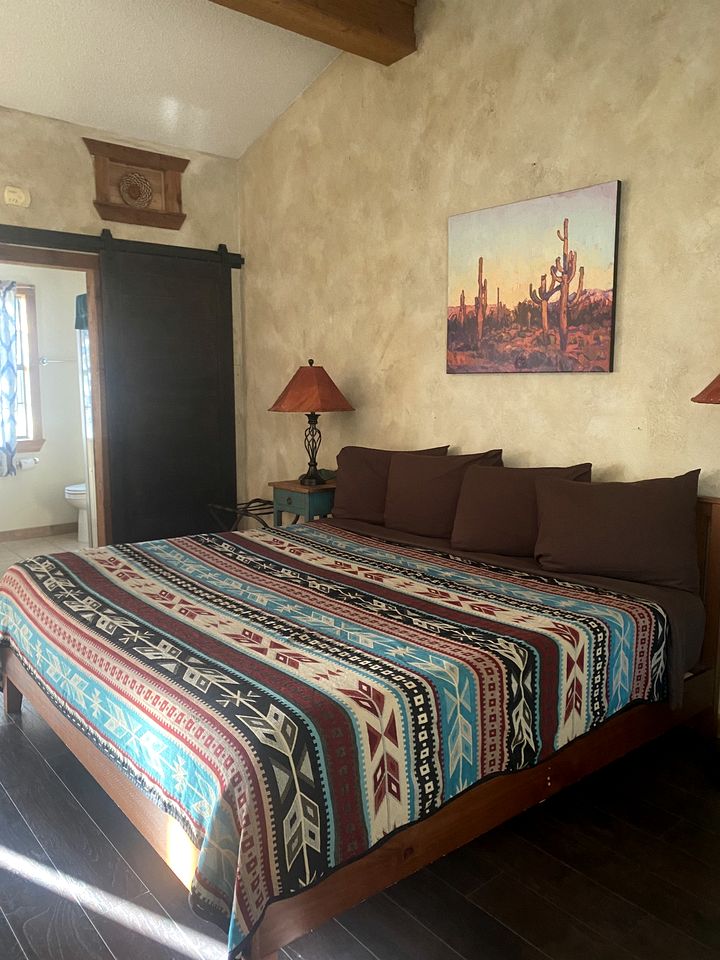 Eco-Friendly Cabin with Private Hot Tub for a Relaxing Getaway near Dallas, Texas