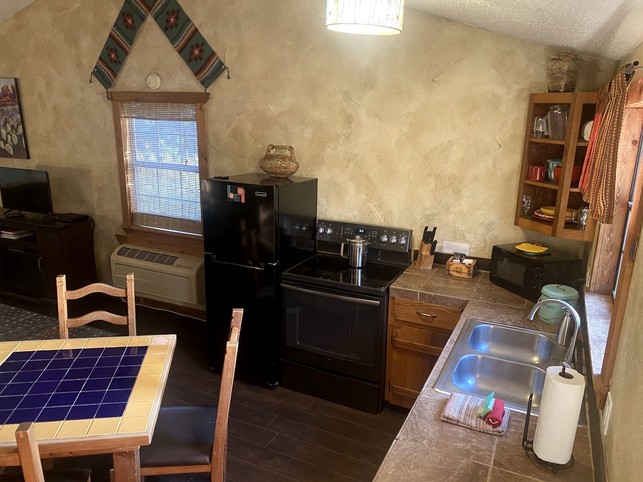 Eco-Friendly Cabin with Private Hot Tub for a Relaxing Getaway near Dallas, Texas