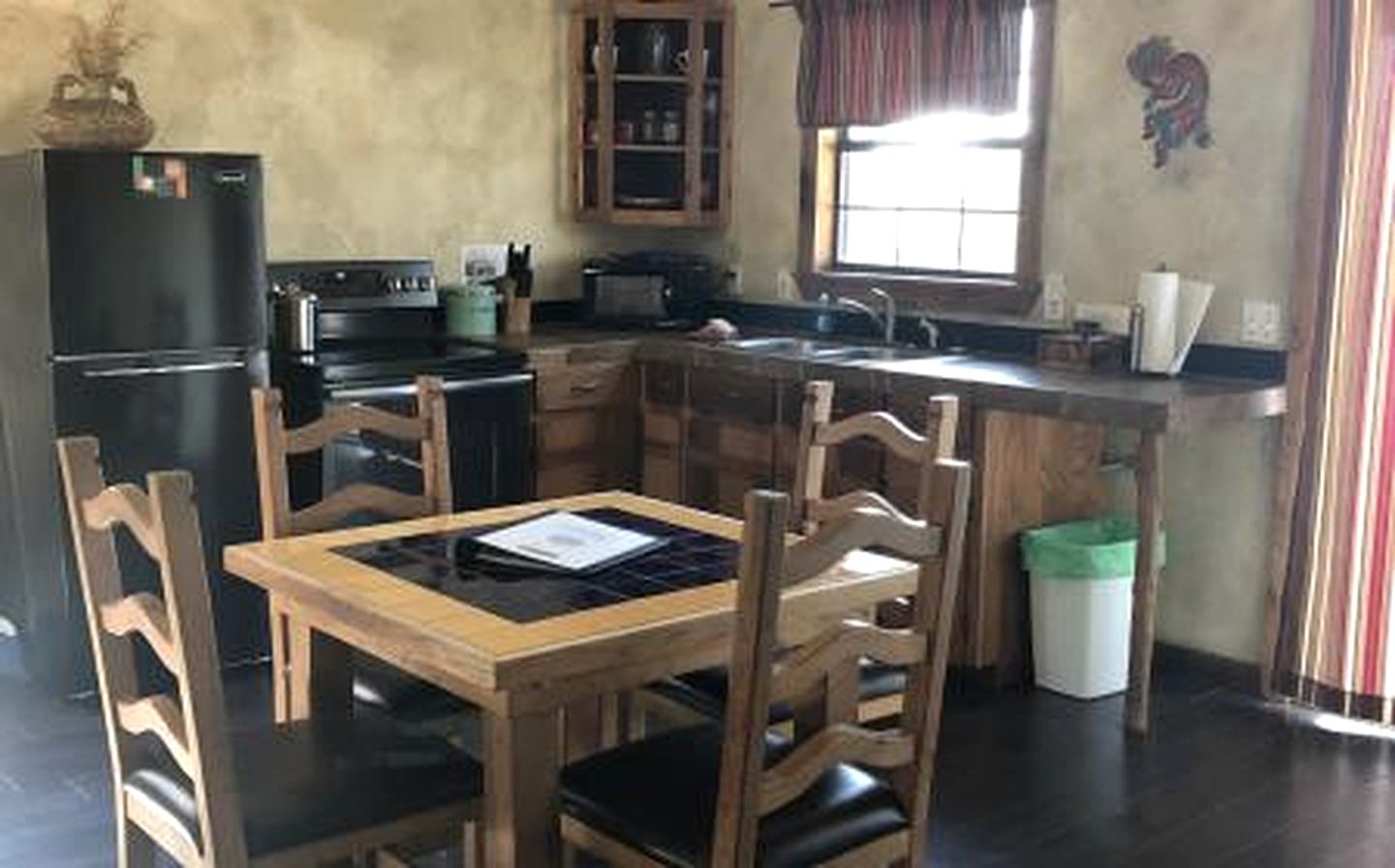 Eco-Friendly Cabin with Private Hot Tub for a Relaxing Getaway near Dallas, Texas
