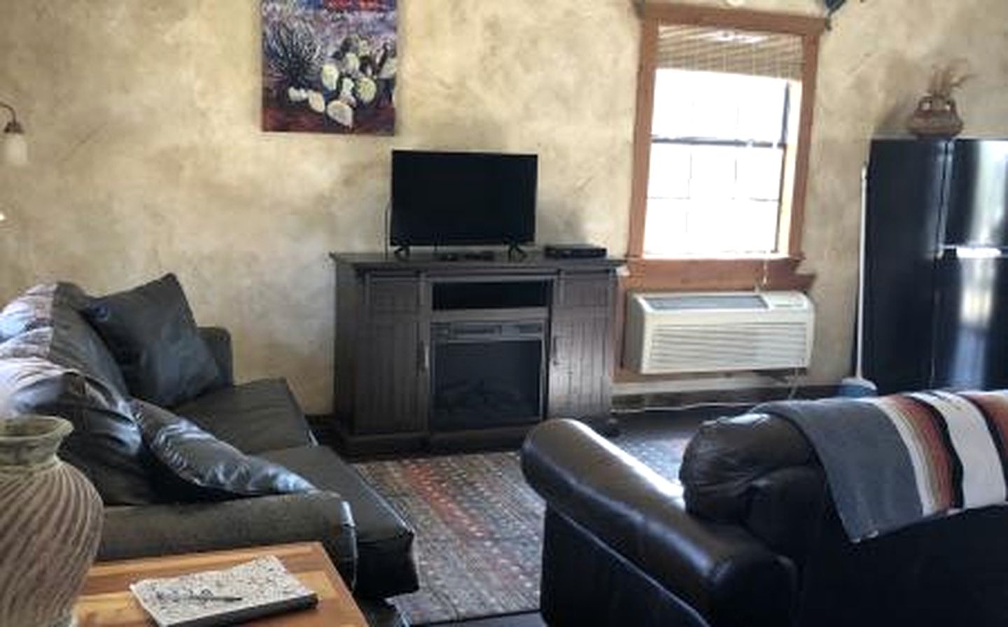 Eco-Friendly Cabin with Private Hot Tub for a Relaxing Getaway near Dallas, Texas