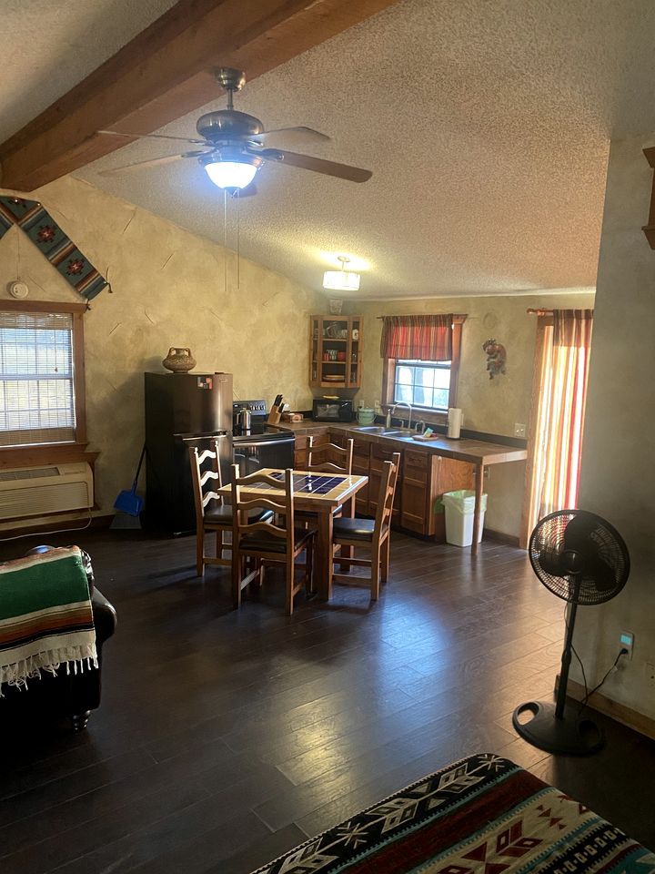 Eco-Friendly Cabin with Private Hot Tub for a Relaxing Getaway near Dallas, Texas