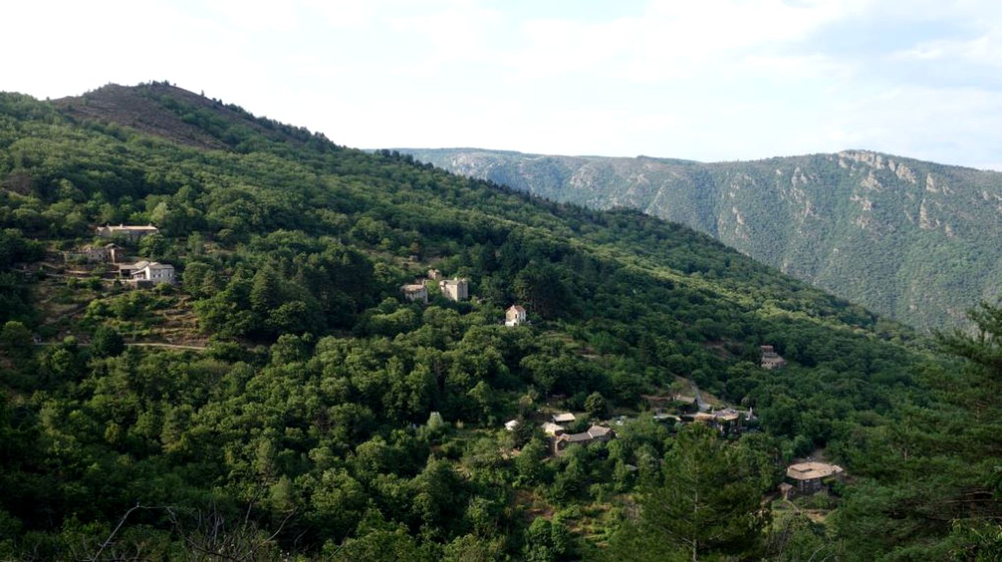 Unique Tranquil Yurt with Breathtaking Views near Vineyards in France's Cévennes Mountains