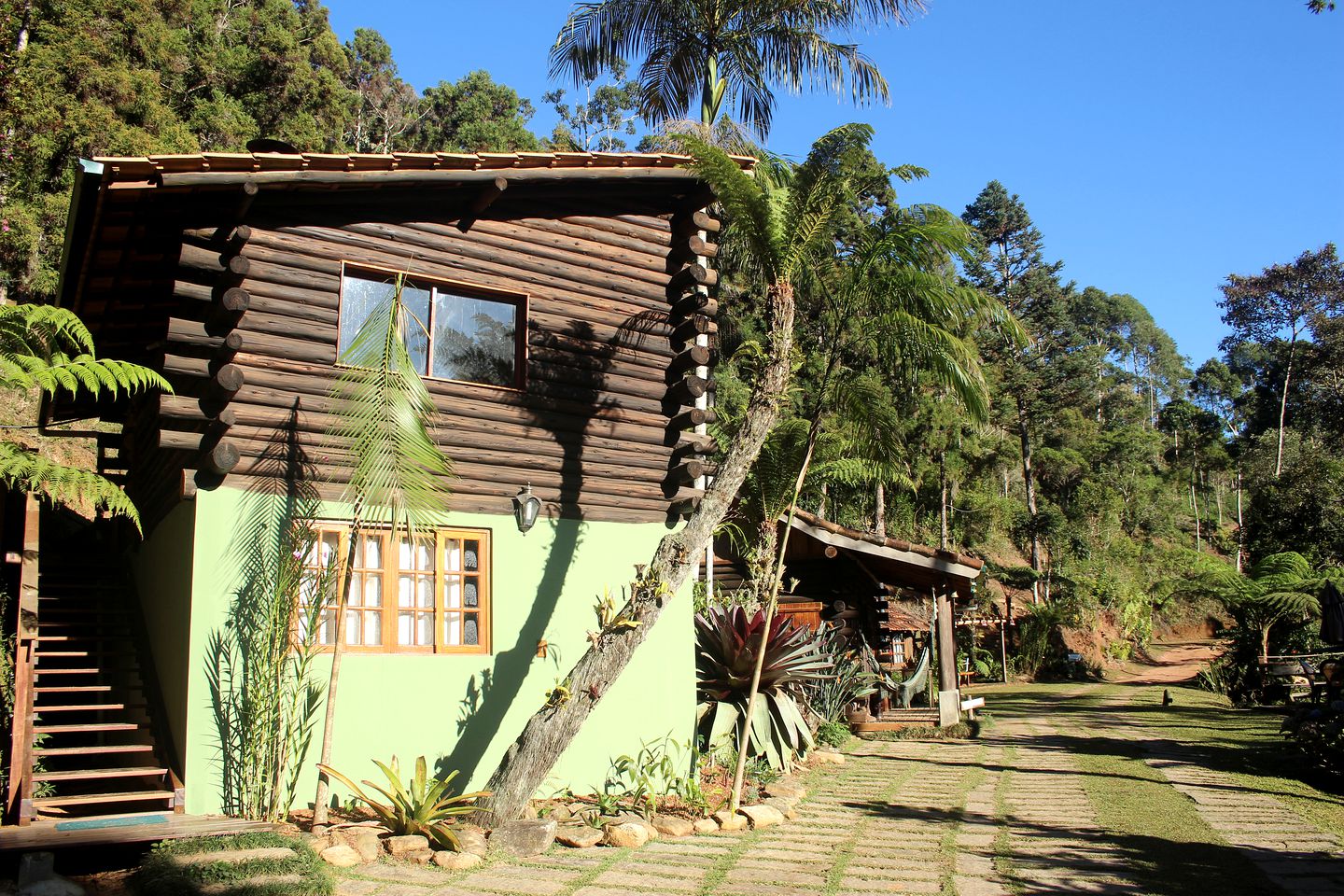 Luxurious Suite Rental with Wi-Fi and Breakfast Included in Organ Mountains of Brazil