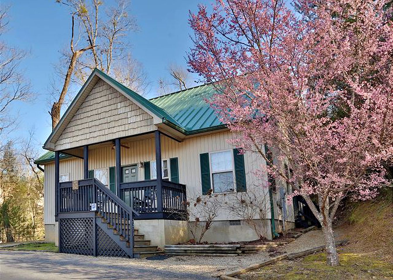 Cozy Dog-Friendly Cabin Rental Located near Pigeon Forge, Tennessee