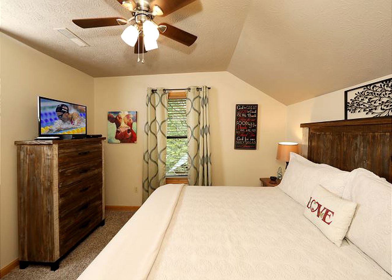 Dog-Friendly Cabin with Hot Tub near Great Smoky Mountains National Park, Tennessee