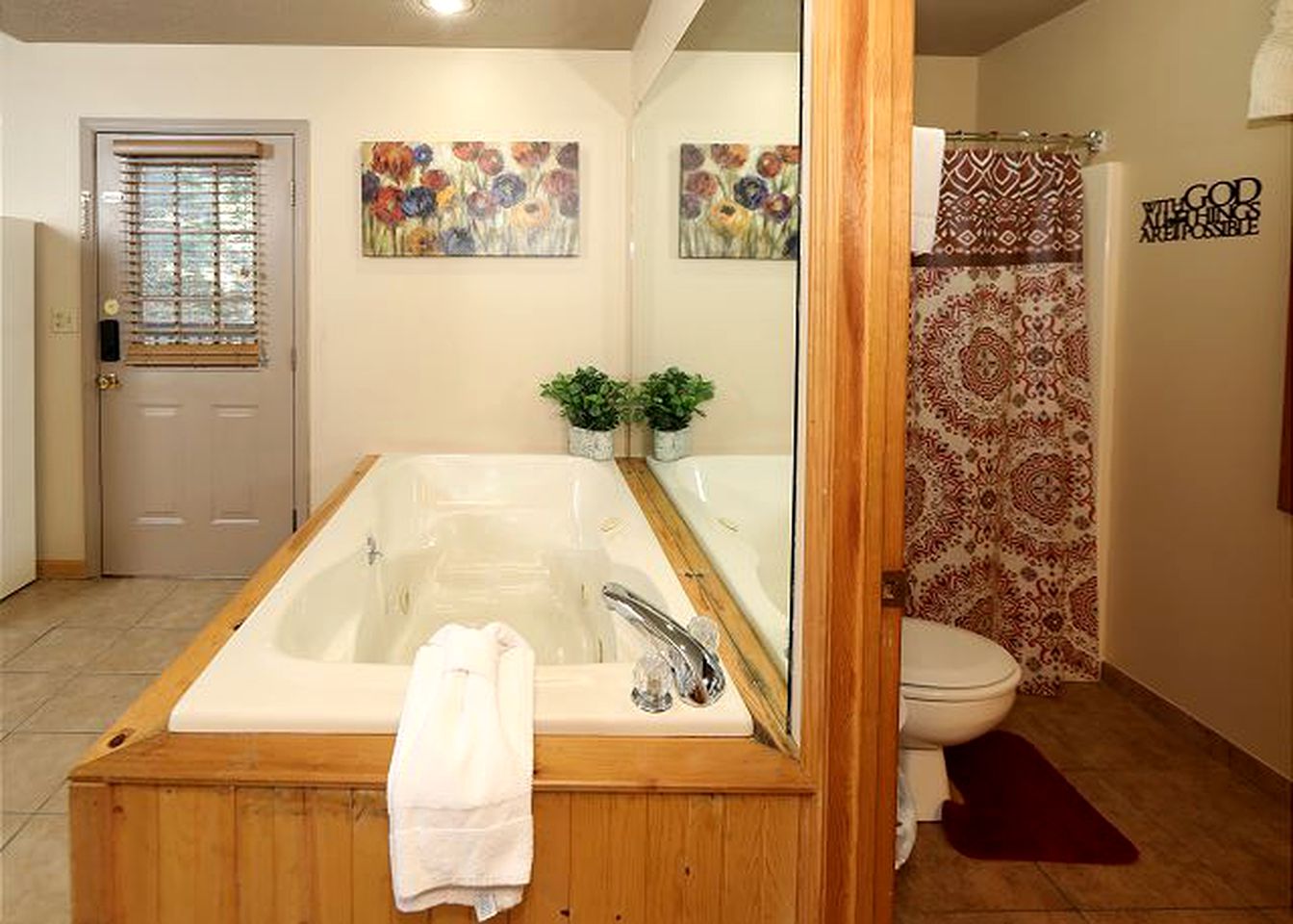 Dog-Friendly Cabin with Hot Tub near Great Smoky Mountains National Park, Tennessee