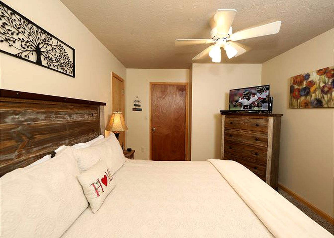 Dog-Friendly Cabin with Hot Tub near Great Smoky Mountains National Park, Tennessee