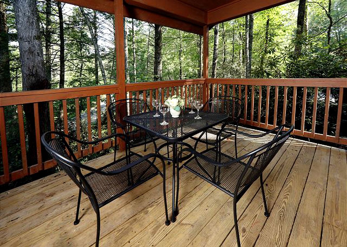 Dog-Friendly Cabin with Hot Tub near Great Smoky Mountains National Park, Tennessee