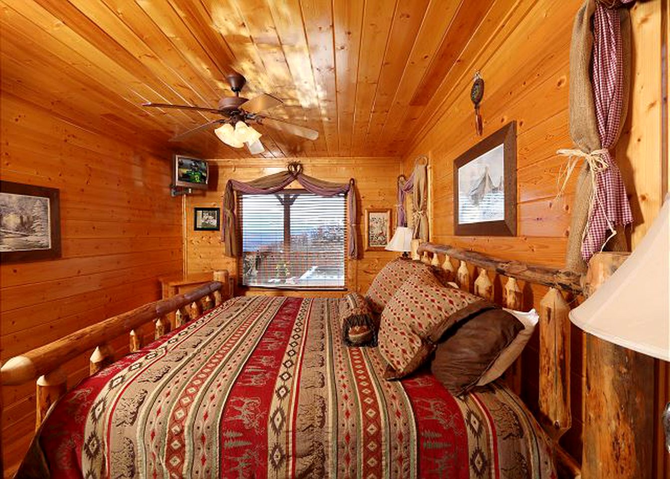 Enchanting Log Cabin Accommodation with a Private Hot Tub in Sevierville, Tennessee