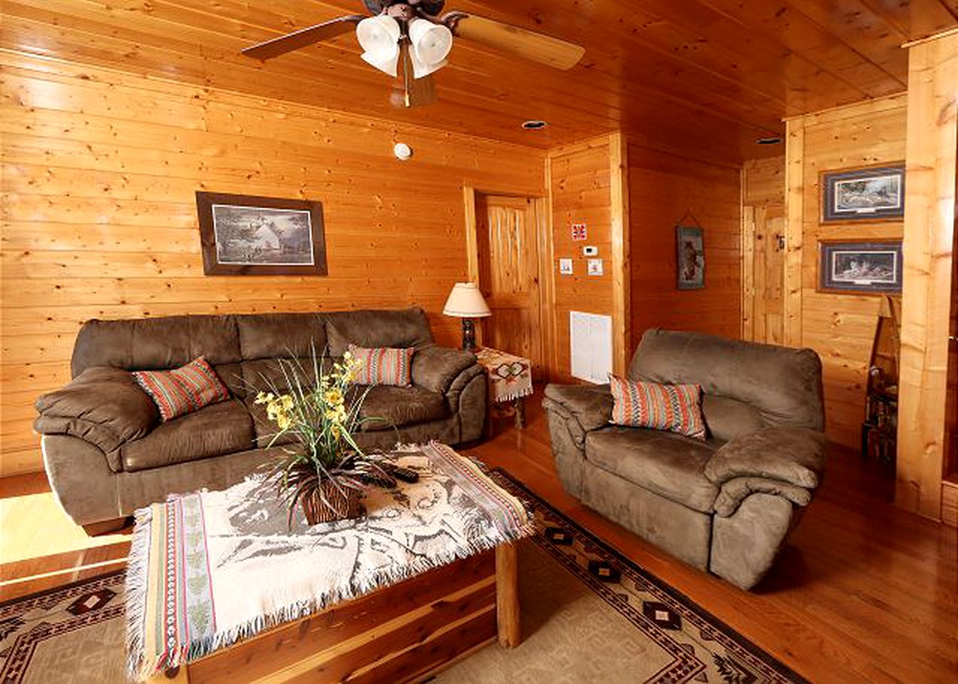 Enchanting Log Cabin Accommodation with a Private Hot Tub in Sevierville, Tennessee