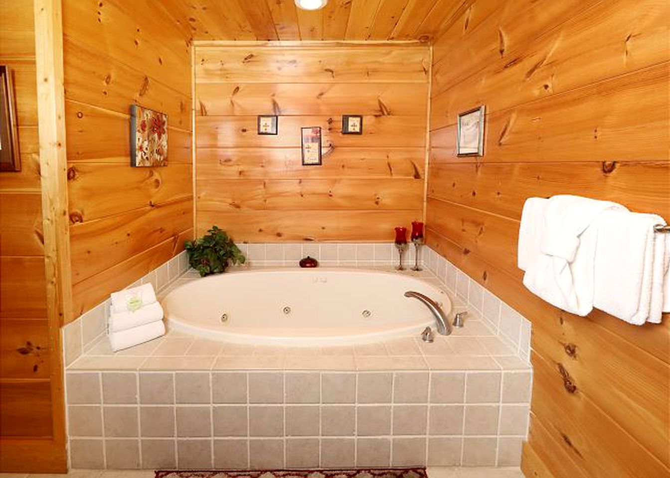 Exquisite Cabin with Large Deck for a Secluded Getaway near Pigeon Forge, Tennessee