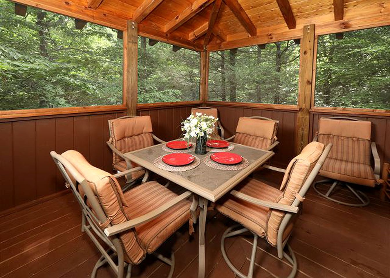 Exquisite Cabin with Large Deck for a Secluded Getaway near Pigeon Forge, Tennessee