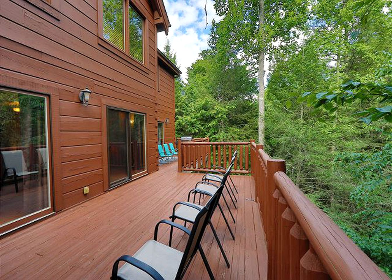 Exquisite Cabin with Large Deck for a Secluded Getaway near Pigeon Forge, Tennessee