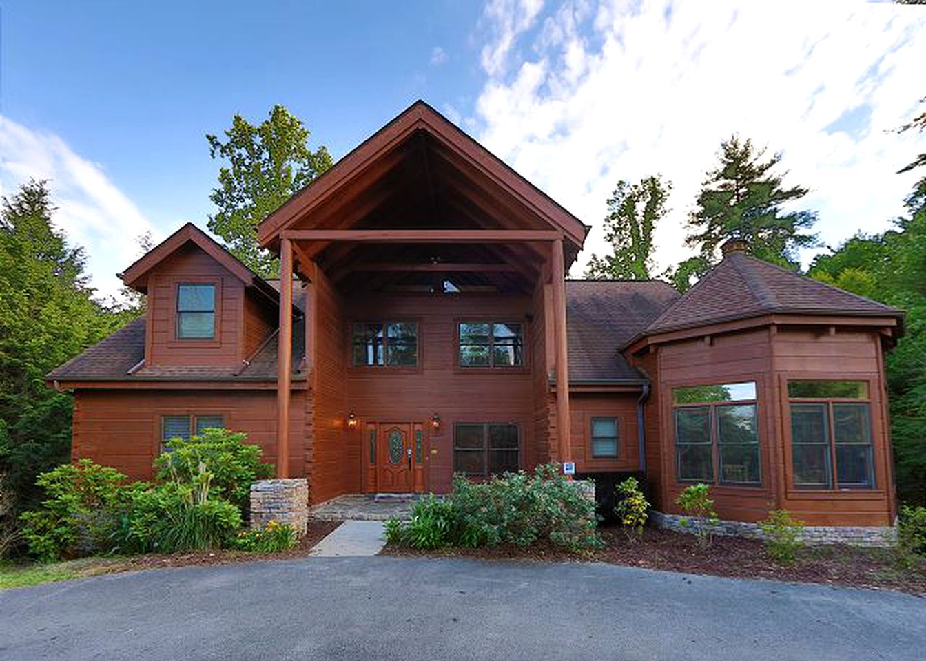 Exquisite Cabin with Large Deck for a Secluded Getaway near Pigeon Forge, Tennessee