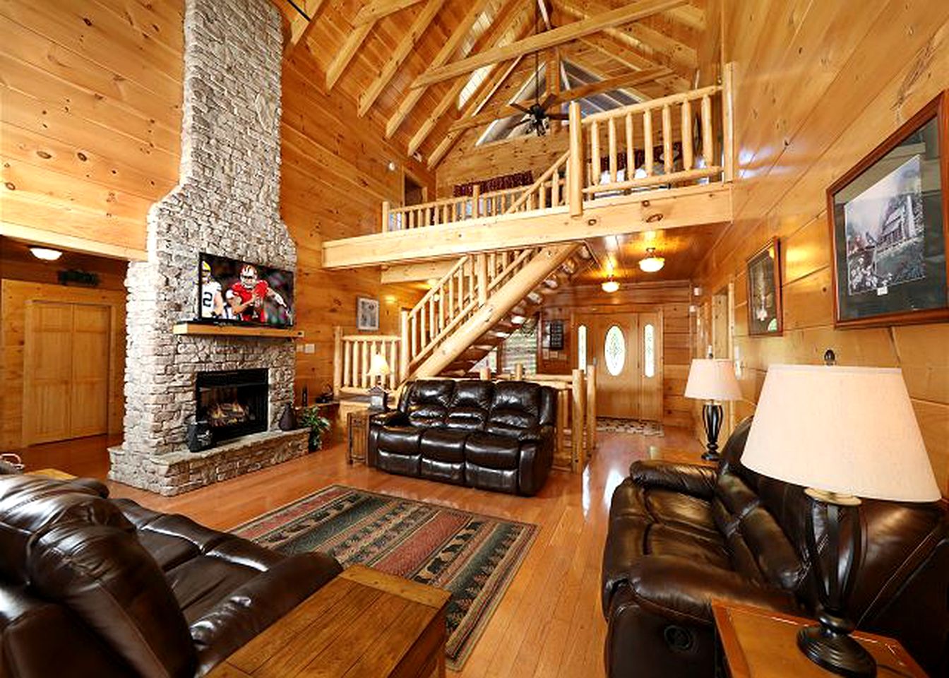 Exquisite Cabin with Large Deck for a Secluded Getaway near Pigeon Forge, Tennessee