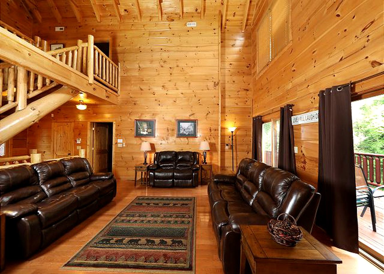 Exquisite Cabin with Large Deck for a Secluded Getaway near Pigeon Forge, Tennessee