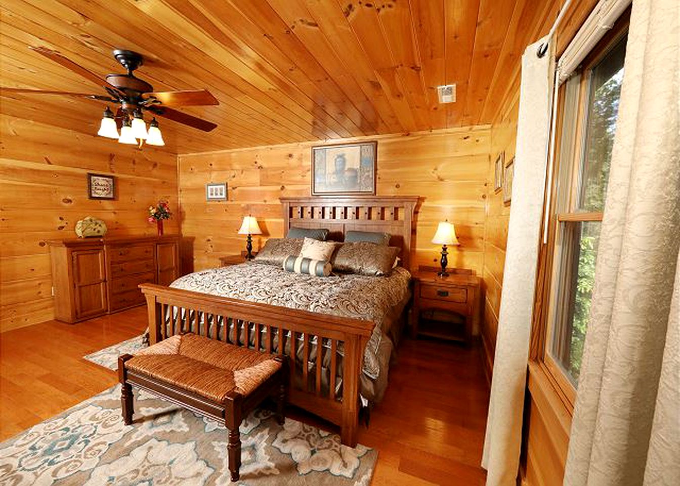 Exquisite Cabin with Large Deck for a Secluded Getaway near Pigeon Forge, Tennessee