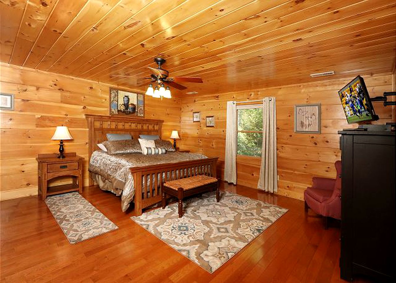 Exquisite Cabin with Large Deck for a Secluded Getaway near Pigeon Forge, Tennessee