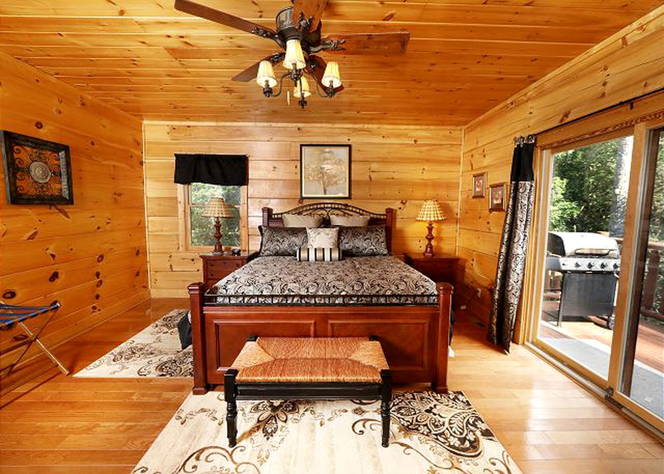 Exquisite Cabin with Large Deck for a Secluded Getaway near Pigeon Forge, Tennessee